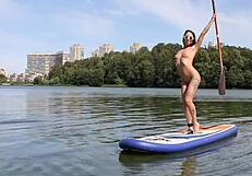 Gola je na javni plaži!