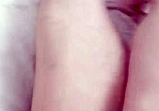 Sexy malá baba vášnivo cucá kurac v horúcej mladšej scéne. Jej pekné pery pevne stláčajú.