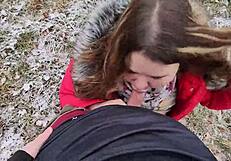 Dicke Freundin mit großen Titten sabbert Sperma nach Outdoor-Blowjob