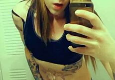 tranny caliente tocando su clitty, ¿quieres verme masturbarlo más duro esta noche?