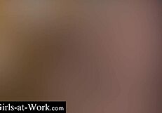 אוולין דלאי הספציפית כפופה ומקבלת סדום קשה על שולחן המשרד