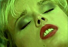 Régi klipben érett milf szájába kapja az élvezést