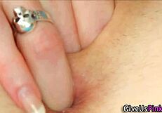 宝贝用玩具玩弄毛茸茸小穴，动作大胆