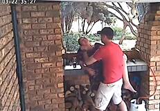 היי, תפסתי את אשתי בת 42 מזיינת בחור בן 18 בחוץ!