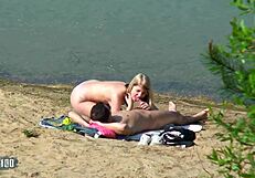 Coppia bionda beccata a scopare duro in spiaggia in pubblico, telecamera nascosta cattura ogni sborrata