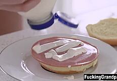 यंग गर्ल क्रिपी ओल्ड स्टेप ग्रैंडफादर द्वारा जोर से बंग हुई