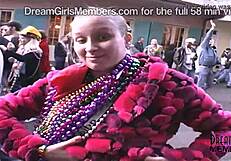 La fille de fête flash sans arrêt jour et nuit