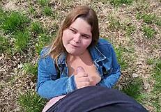 طالبة BBW بتوب قصير تمص معلم في الحديقة لدرجة، تظهر قذف على وجهها الجميل وصدرها الكبير