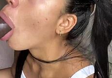 Slordige blowjob met deep throat actie van amateur Latina stel Nysdel