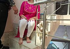 Utangaç hizmetçi ev sahibi tarafından dışarıda sertçe sikiliyor!