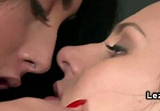 Position 69 avec des Lesbiennes Européennes Chaudes qui se Doigtent jusqu'à l'Orgasme