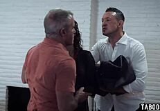 Çalışan Patronu Köşeye Sıkıştırıp Transgender Eşini Vahşi Köpek Pozisyonda Sikiyor.