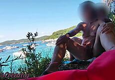 חשיפה קיצונית בציבור עם מיסקרימי מפזרת על החוף ליד זר