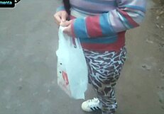 Recolectora jovencita 18+ abre para creampie anal con polla monstruo tras propina