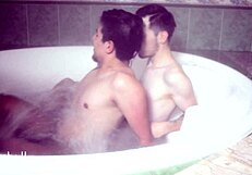 Mec, ce sexe gay torride dans la baignoire était dingue, j’ai pas pu résister à son cul nu