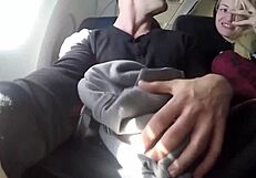 비행기 화장실에서 강렬하게 빨아주는 그녀