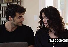 ホットなミルフヴィクトリア・ヴォックスがITガイにマンコを激しく突かせてパソコンを直してもらう