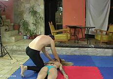 Natasha Starr Tahan Humiliasi Intens di Pertandingan Wrestling Maledom