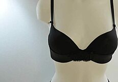 Fransk Lingeri Model Driller i Sexet BH