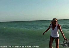 Lepa floridska najstnica 18+ uživa v poziranju na prostem na plaži