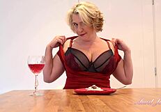 おばさんジュディの巨乳BBWミルフカミラが中出しJOIで巨乳天然をガイド