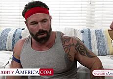 Фит јога инструкторка Џастин Џејкобс се озноји јашући велики курац клијента у врелој сесији