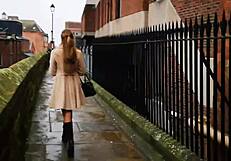 Honour Ipnotizzata a Mostrare il Corpo in Scena Pubblica all'Aperto