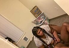 ฉันชอบขี่หน้าเขาในขณะที่ก้นใหญ่ของฉันบดเขา