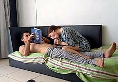 Terwijl ik studeer voor een belangrijk examen, pijpt mijn geile zus me ongelooflijk lekker