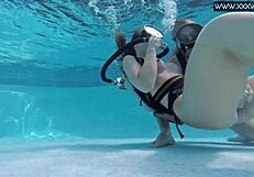 靠，漫画妹被大屌指交和口爆！