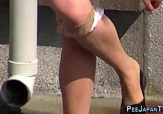 日本女士在工作场所公共小便被抓到。她的秘密是什么？