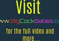 En ebony tjej i trosor hanterar försiktigt sin massiva futanari kuk och bollar under en bisarr blowbang