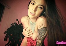 Джия Бейкър танцува на Лени Кравиц в уебкам с дразнещи движения