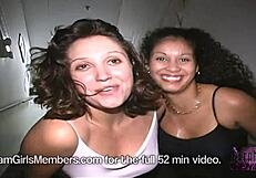 كاميرا تلتقط تنانير قصيرة وفلاشات مجنونة في النادي ليلة برية