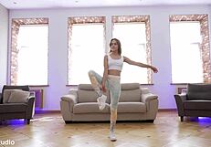 Pequena adolescente flexível 18+ tenta primeira anal com ovos dentro