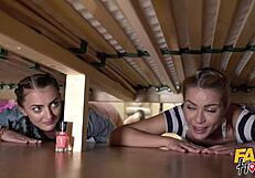 โอ้ ติดใต้เตียง ได้ฮีโร่ควยใหญ่ช่วยเย็ดเราสามคนแบบบ้าคลั่งในทรีซัม 18+