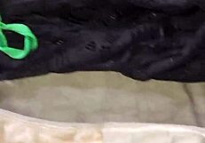 Die schmutzigen Höschen meiner Frau zu schnüffeln fühlt sich so falsch an