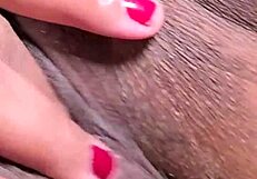 Ohnutá pre vedenú masturbáciu a análne prstovanie s veľkými cicmi v psíčkovom štýle