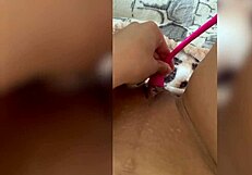 Близък план соло мастурбация с розов дилдо и вибратор