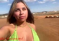 أنا بيبي تسونامي، أستعد لعرض مؤخرتي الكبيرة عارية على جانب الطريق في فارجاو دي ميناس