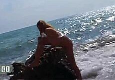 Suhonjava blond najstnica 18+ dobi trdo jebanje na plaži. Sperma jo pokrije po intenzivnem seksu.