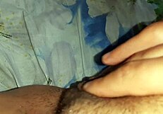 Sœur par alliance et moi on se masturbe mutuellement en cachette en cuisine pendant dîner des parents