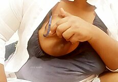 Ázijská teta predvádza veľké cicmi a sexy prsia!