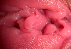 Vroča najstnica 18+ punca pokaže pravi orgazem v close up masturbaciji pičke