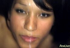 黑人少女18+ 手交并接受面部射精POV