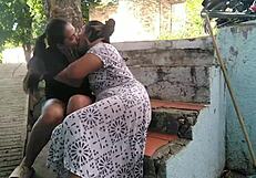 Kolombiansk milf frister med stor rumpe utendørs