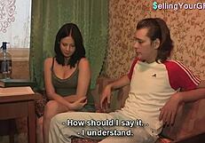 年轻俄罗斯骚货为老男人快速赚钱熟练操