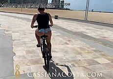 La blonde MILF plonge dans une session de masturbation coquine avec des jouets sauvages.