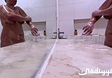 Vakker arabisk lubben kone med store pupper nyter et dampende bad alene.