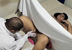 دكتور هايج يفحص بدينة ممتلئة في المكتب